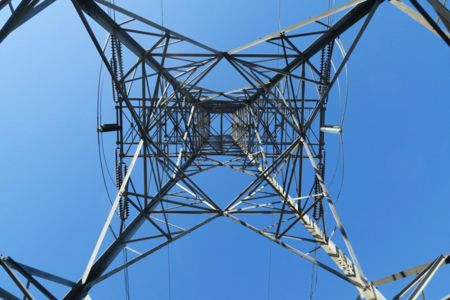 Installation pétrolière moderne avec équipements industriels